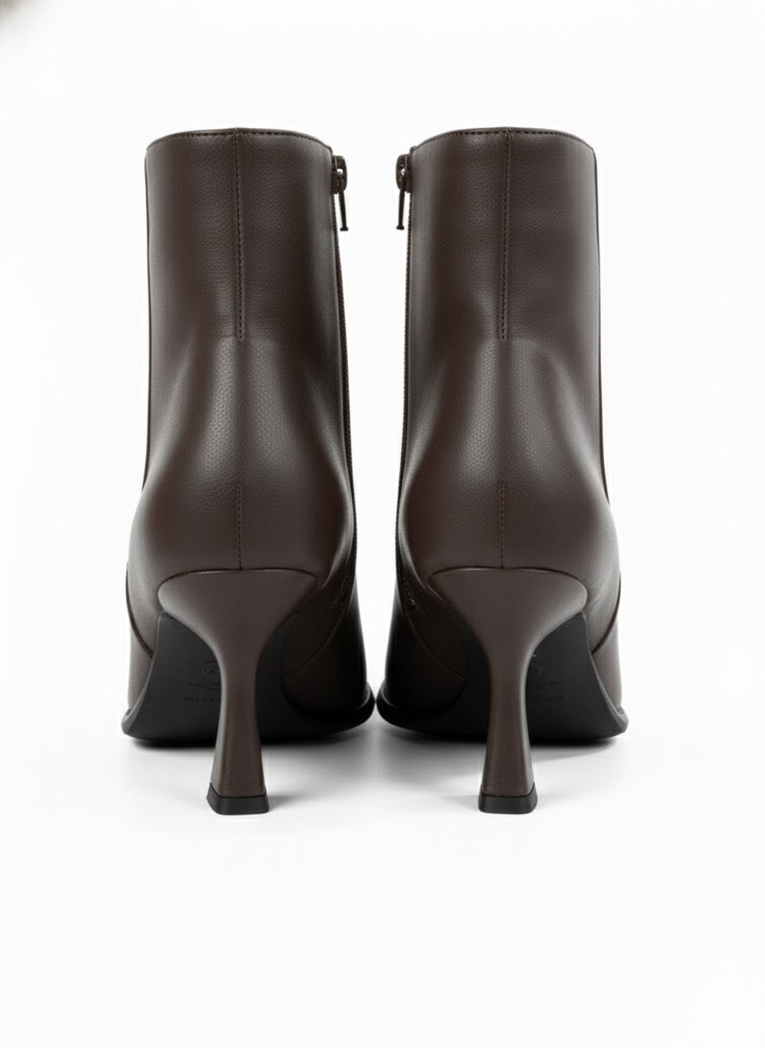 Glamorous Chain | Kahverengi Gold Zincir Detaylı Sivri Burun Topuklu Bot