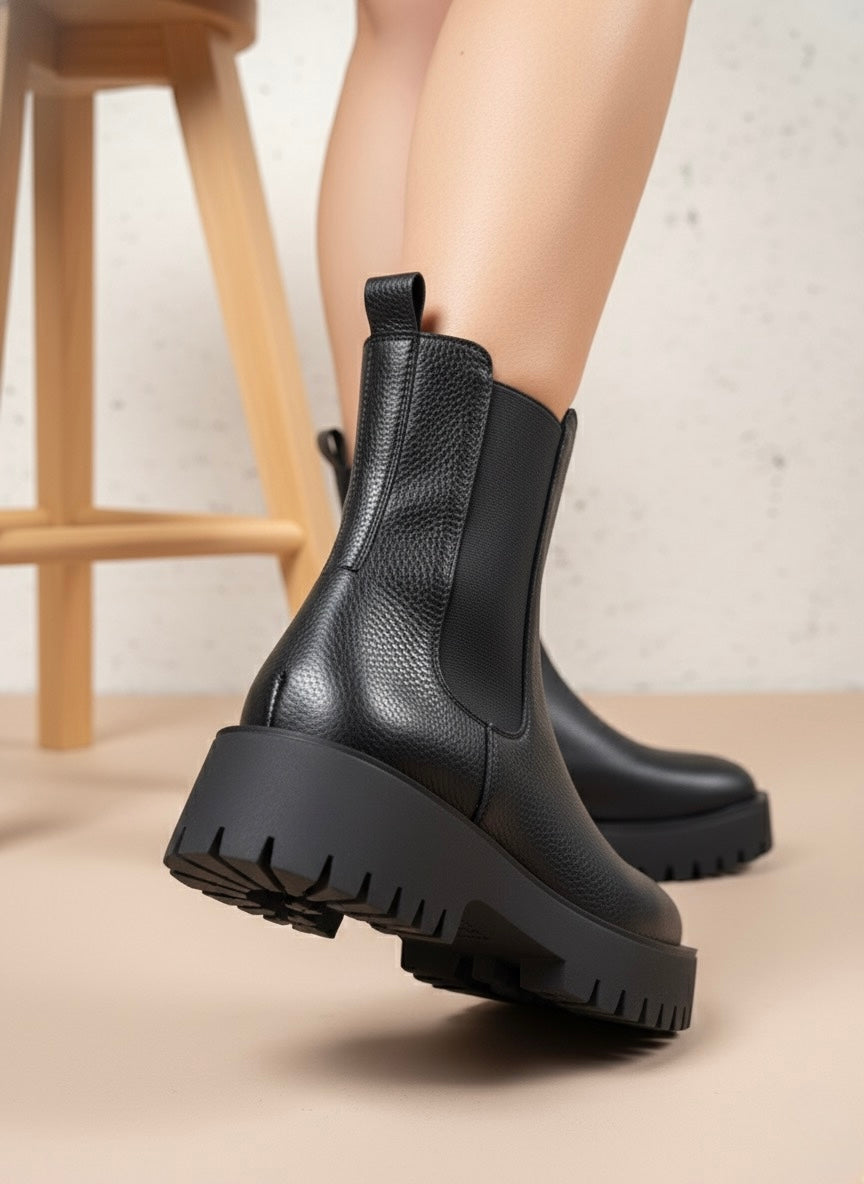 Siyah Grenli Deri Görünümlü Kalın Taban Bot