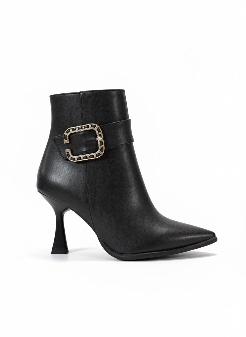 Toka Detaylı Siyah Sivri Burun Kadeh Topuk Bot