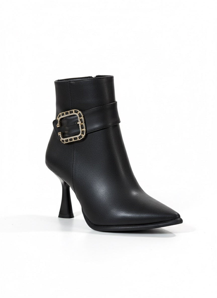 Toka Detaylı Siyah Sivri Burun Kadeh Topuk Bot