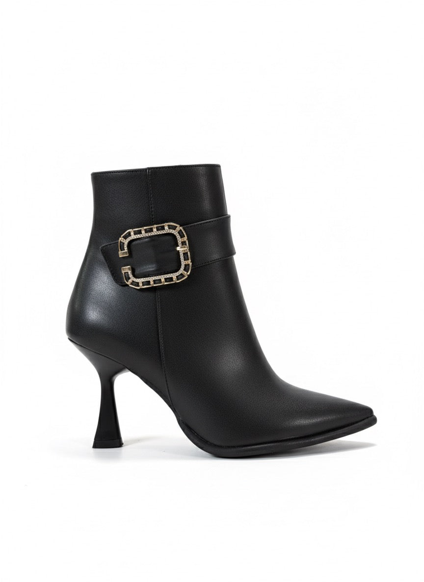 Toka Detaylı Siyah Sivri Burun Kadeh Topuk Bot