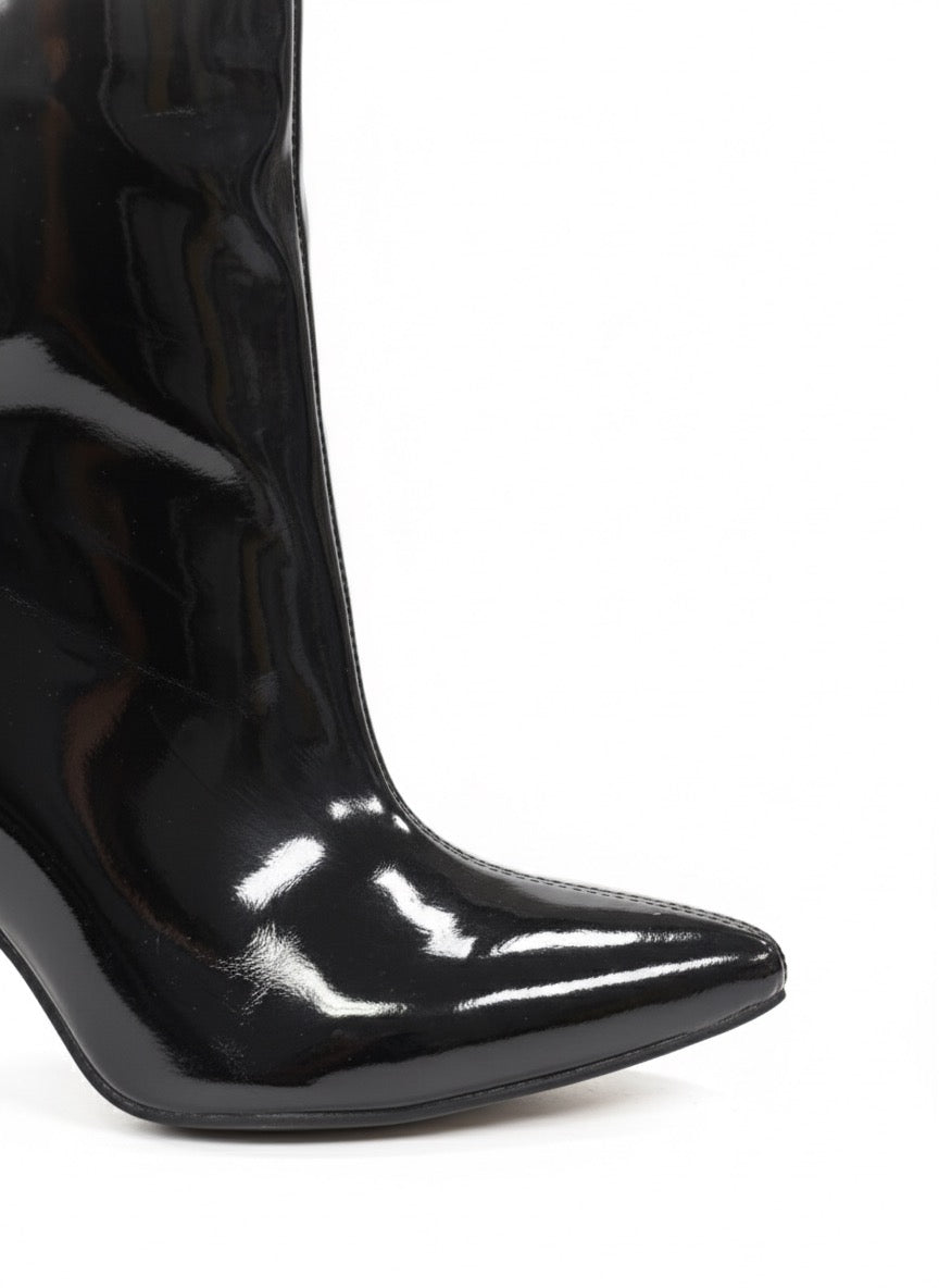 Parlak, Sivri Burunlu Siyah Stiletto Uzun Çizme