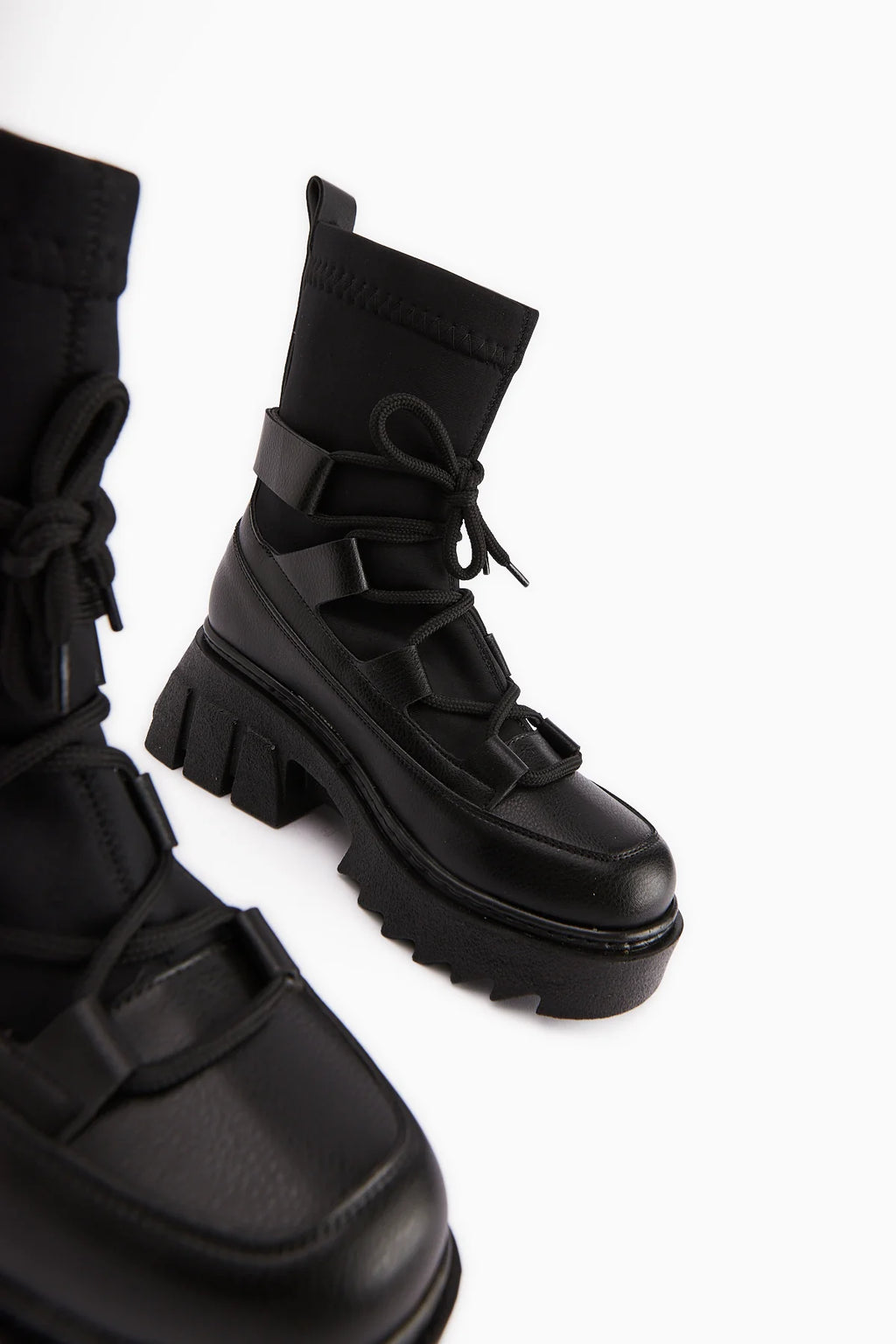 Kalın Tırtıklı Tabanlı Bağcıklı Siyah Bilek Boy Bot