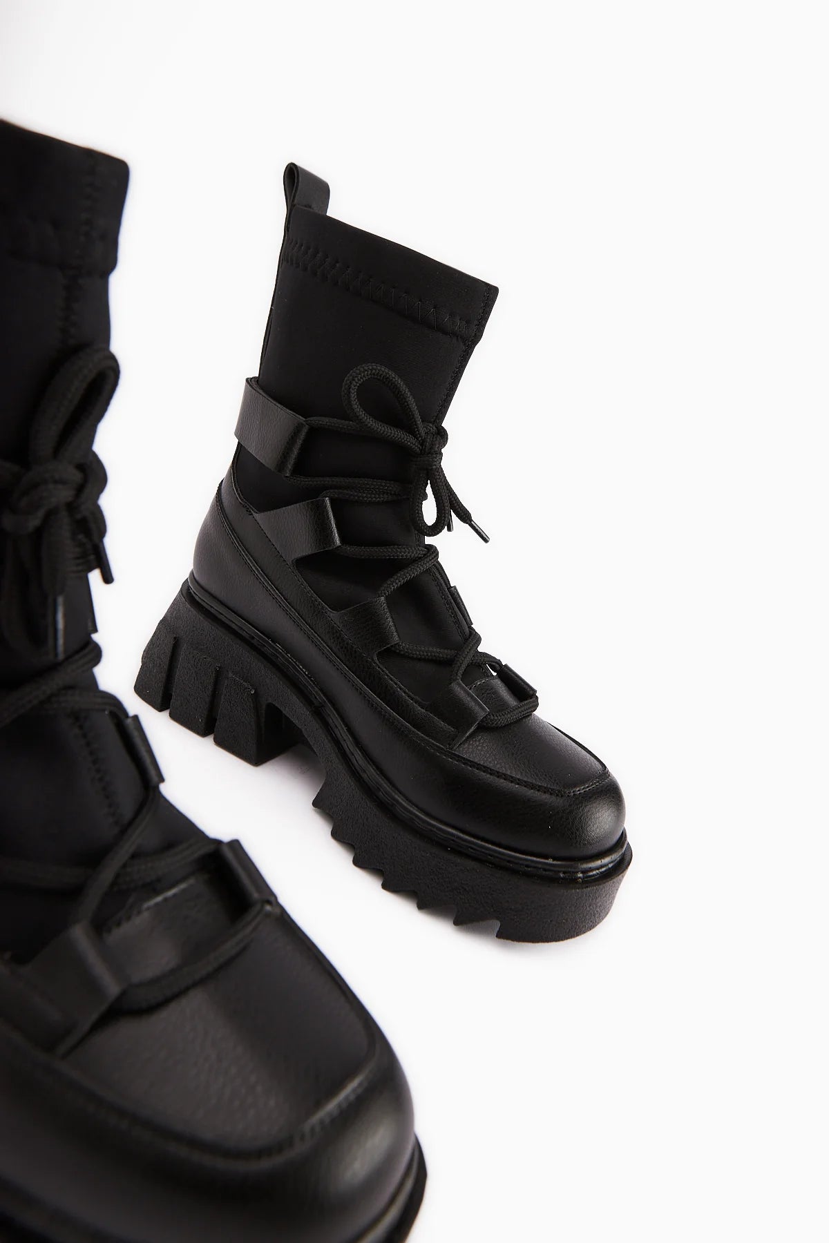 Kalın Tırtıklı Tabanlı Bağcıklı Siyah Bilek Boy Bot