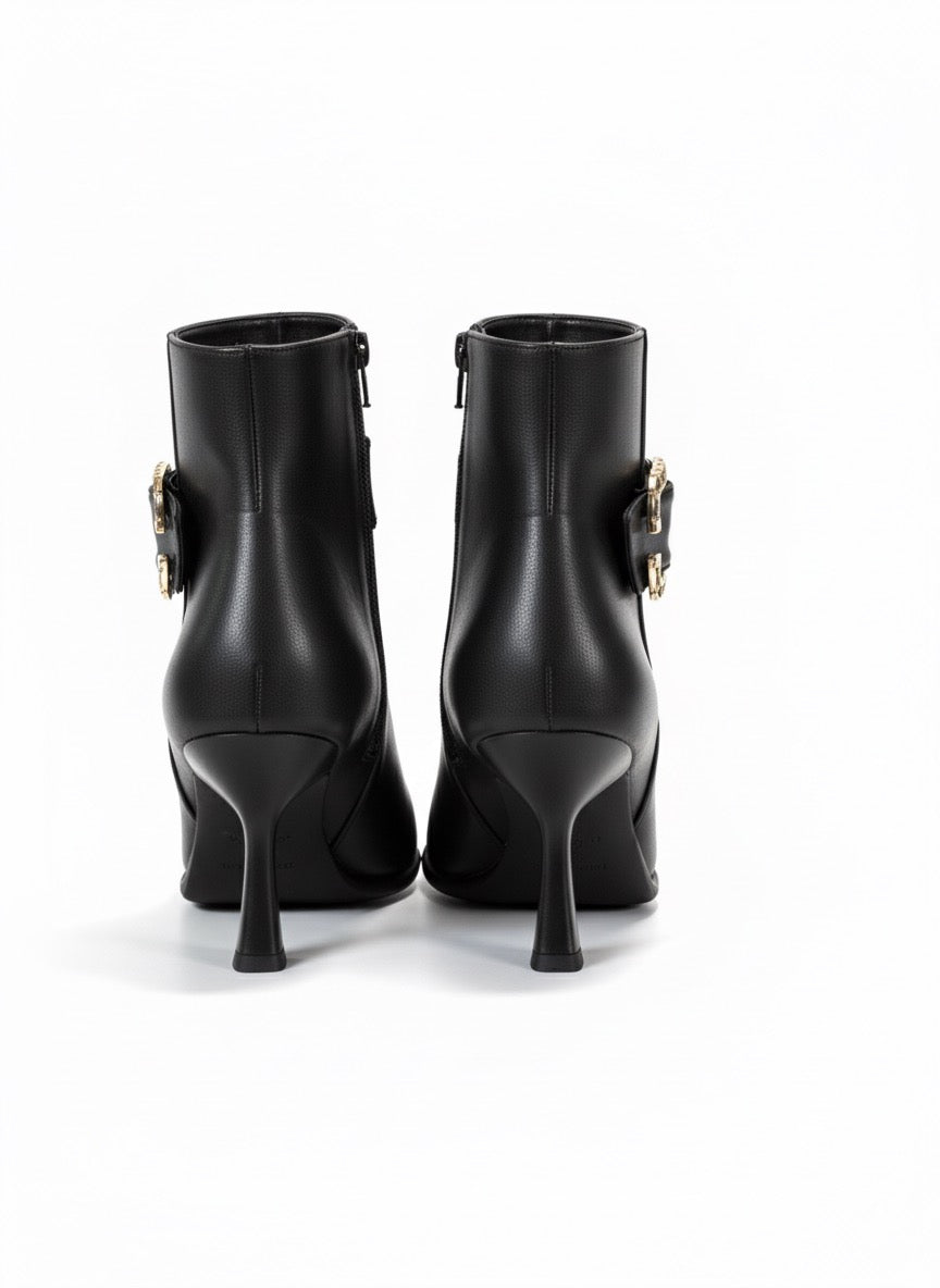 Toka Detaylı Siyah Sivri Burun Kadeh Topuk Bot