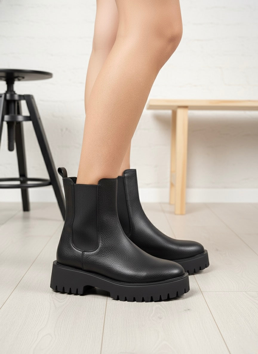 Siyah Grenli Deri Görünümlü Kalın Taban Bot