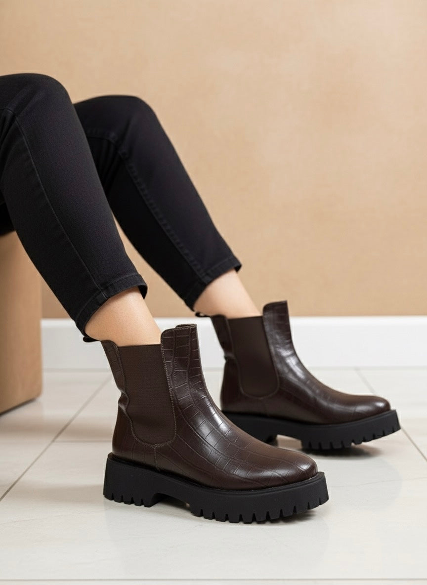 Croc-Effect Contrast | Kahve Timsah Desenli Siyah Kalın Taban Chelsea Bot