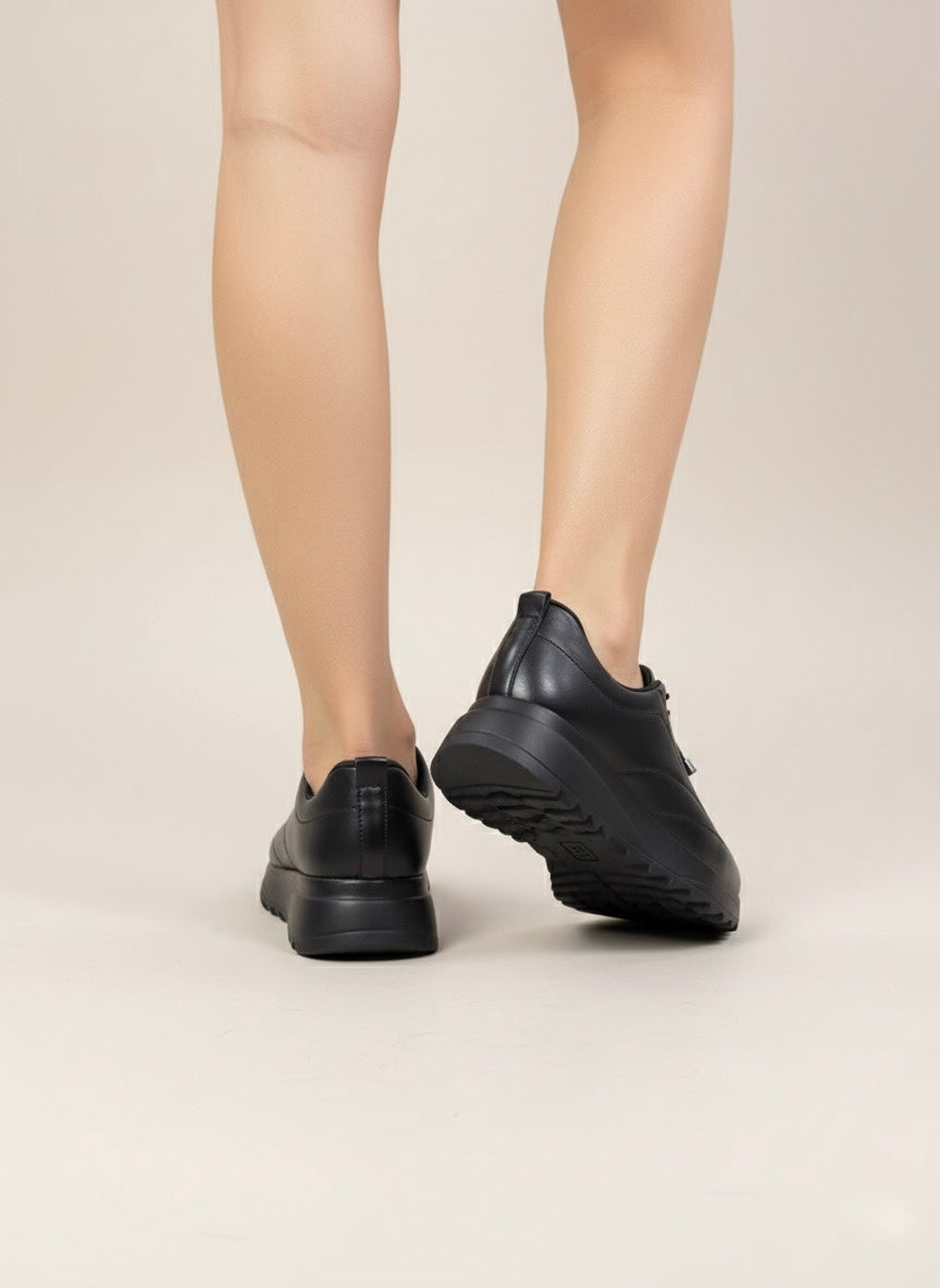Siyah Deri Görünümlü Hızlı Bağcıklı Ergonomik Taban Sneaker